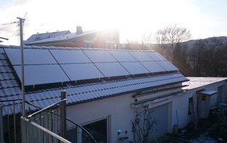 Beschneite Solarpaneele nach Projektabschluss